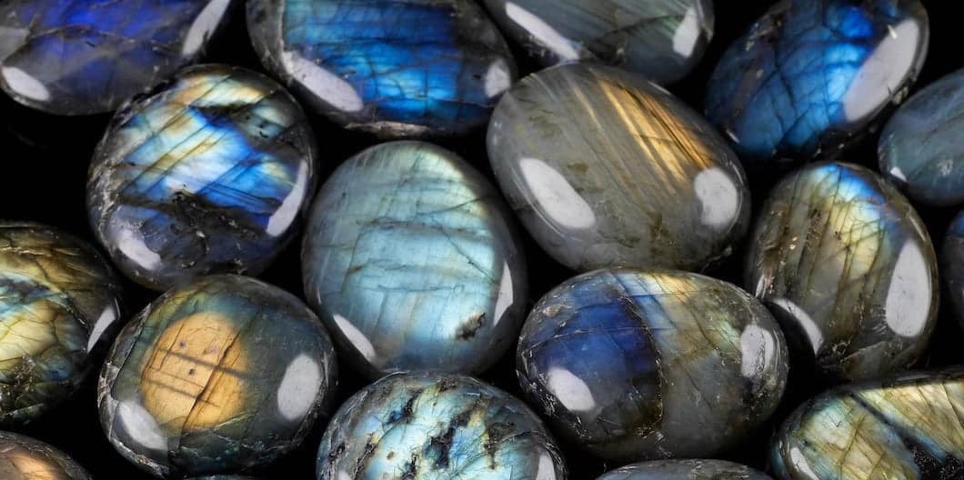 Lire la suite à propos de l’article Labradorite : propriétés et vertus