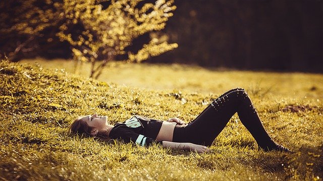 fille allongée sur l'herbe